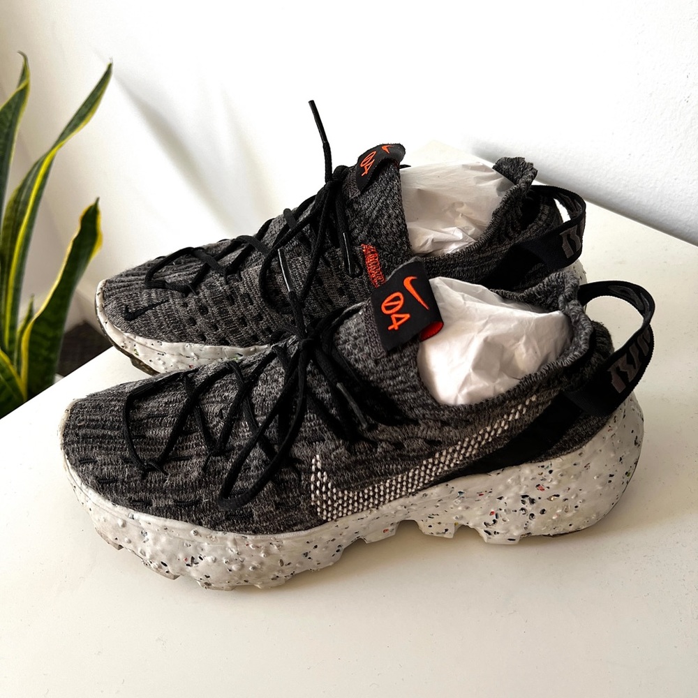 NIKE Women’s Space Hippie 04 Iron Grey Flyknit Sneaker US 7 EU 38